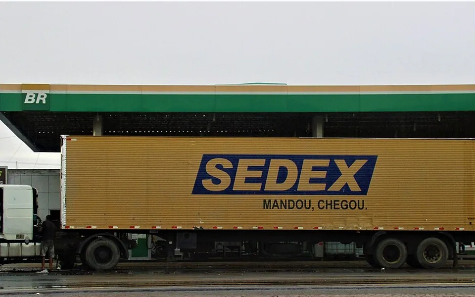 Foto: Caminhão de encomendas do Sedex, dos Correios, parado num posto de combustível