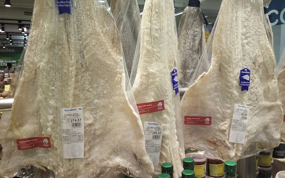 Foto: Bacalhau embalado e pendurado com etiquetas de preço num supermercado de São Paulo